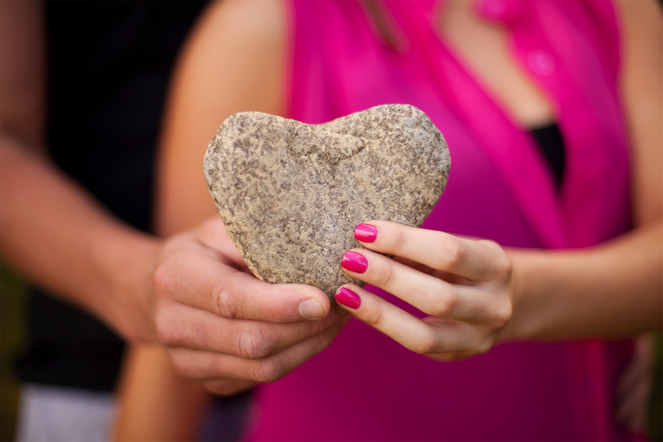 Сердце не камень человек. Сердце из камня. Каменное сердце у человека. Камушки сердечки. Каменное сердце фото.