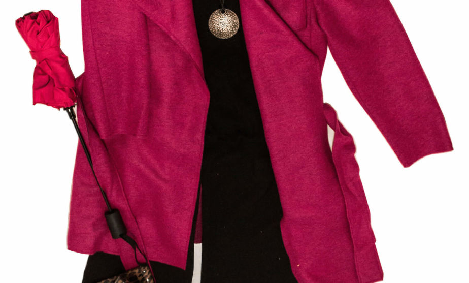 Outfit Inspiration für den Herbst schwarze Culotte, schwarzes Top, fuchsig farbene Jacke und leoprint Gummistiefel
