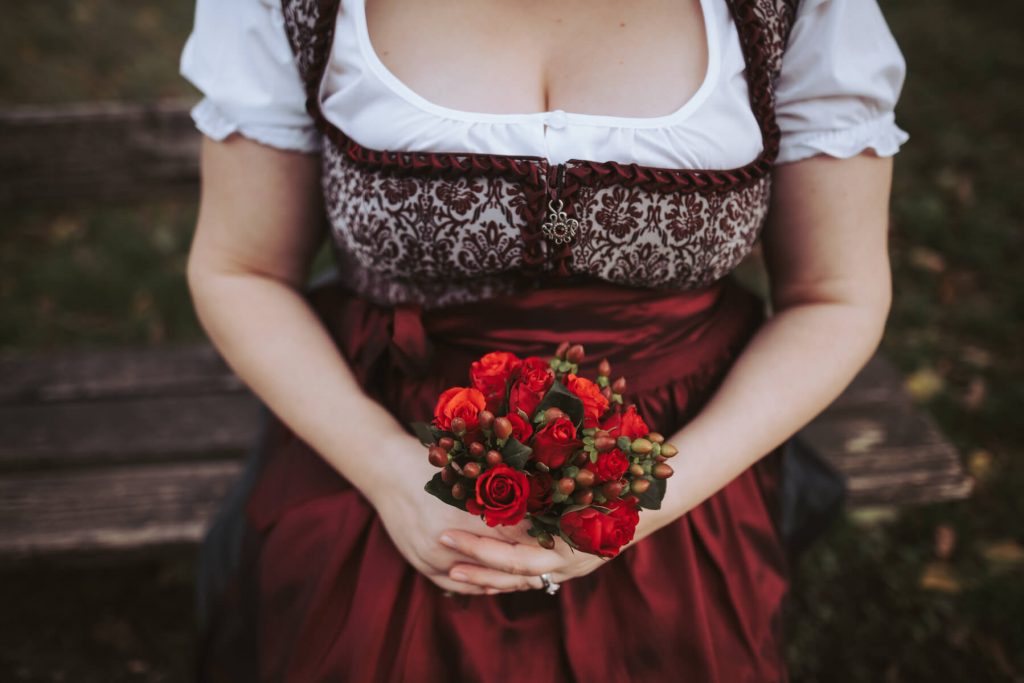 Dirndl-Braut, Detailaufnahme Kleiderkorsage, Blumen und Schürze