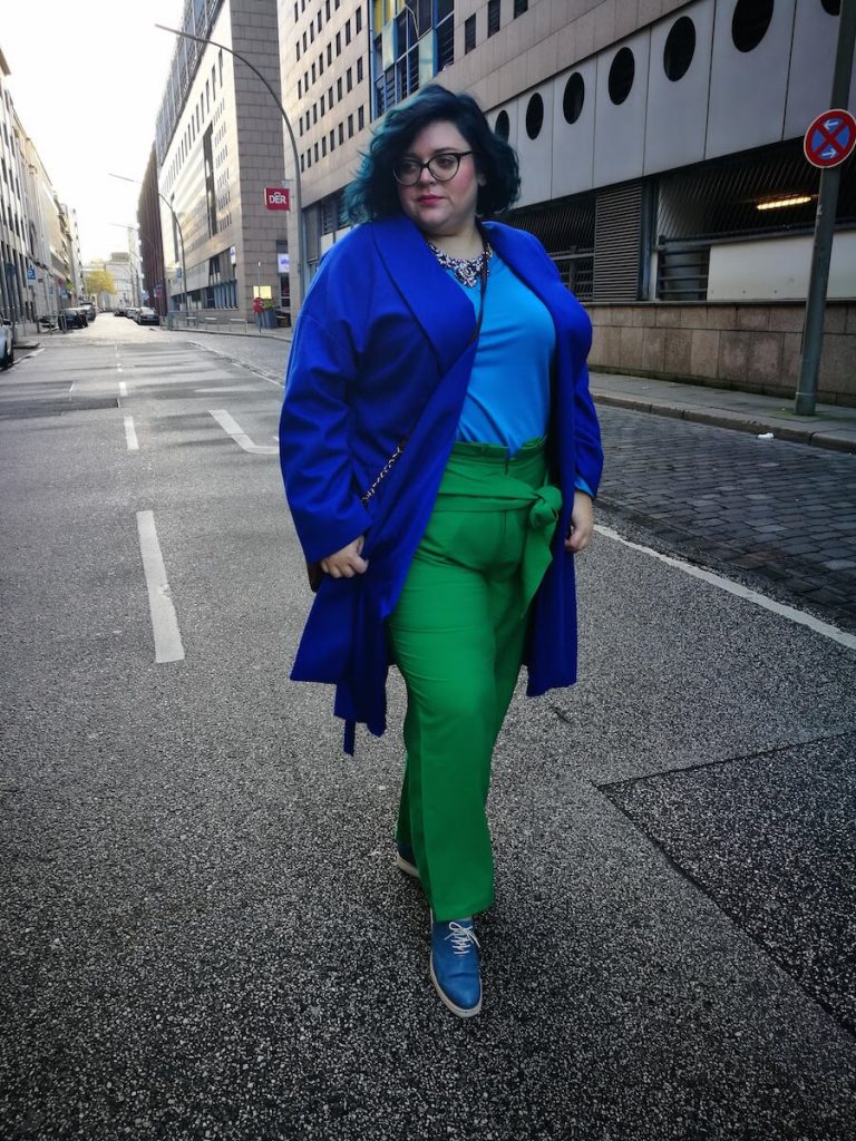 Colours of Life, buntes Outfit in den Straßen von Hamburg