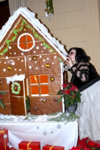 Eine_Weihnachtsgeschichte, der Biss in das Lebkuchenhaus
